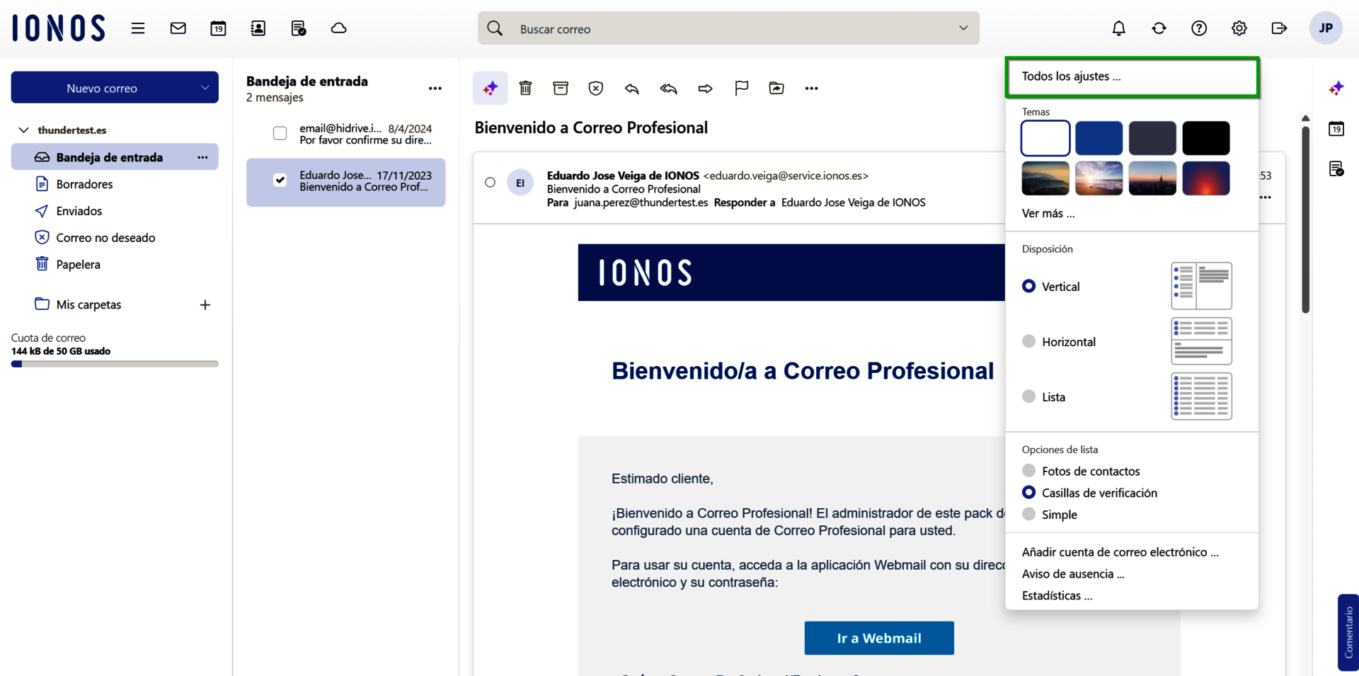 Captura de pantalla: en Webmail, se muestra un menú debajo del icono de engranaje. Aparece resaltada la opción de configuración.  