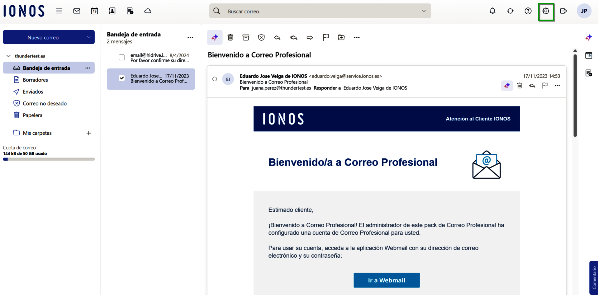 Captura de pantalla: en Webmail se muestra la bandeja de entrada. En la barra de menú superior, se resalta el icono de engranaje