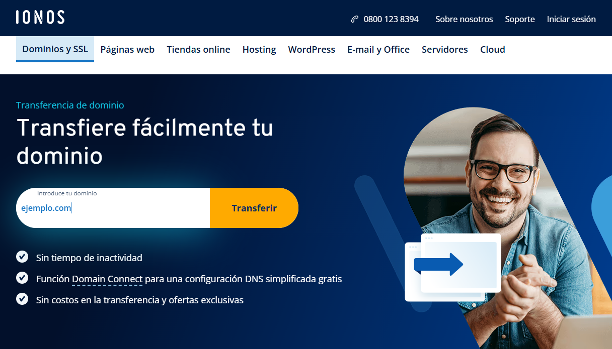 Captura de pantalla: página de inicio para la transferencia del dominio a IONOS con el campo de entrada para el nombre de dominio y el botón para transferir en la página web de IONOS