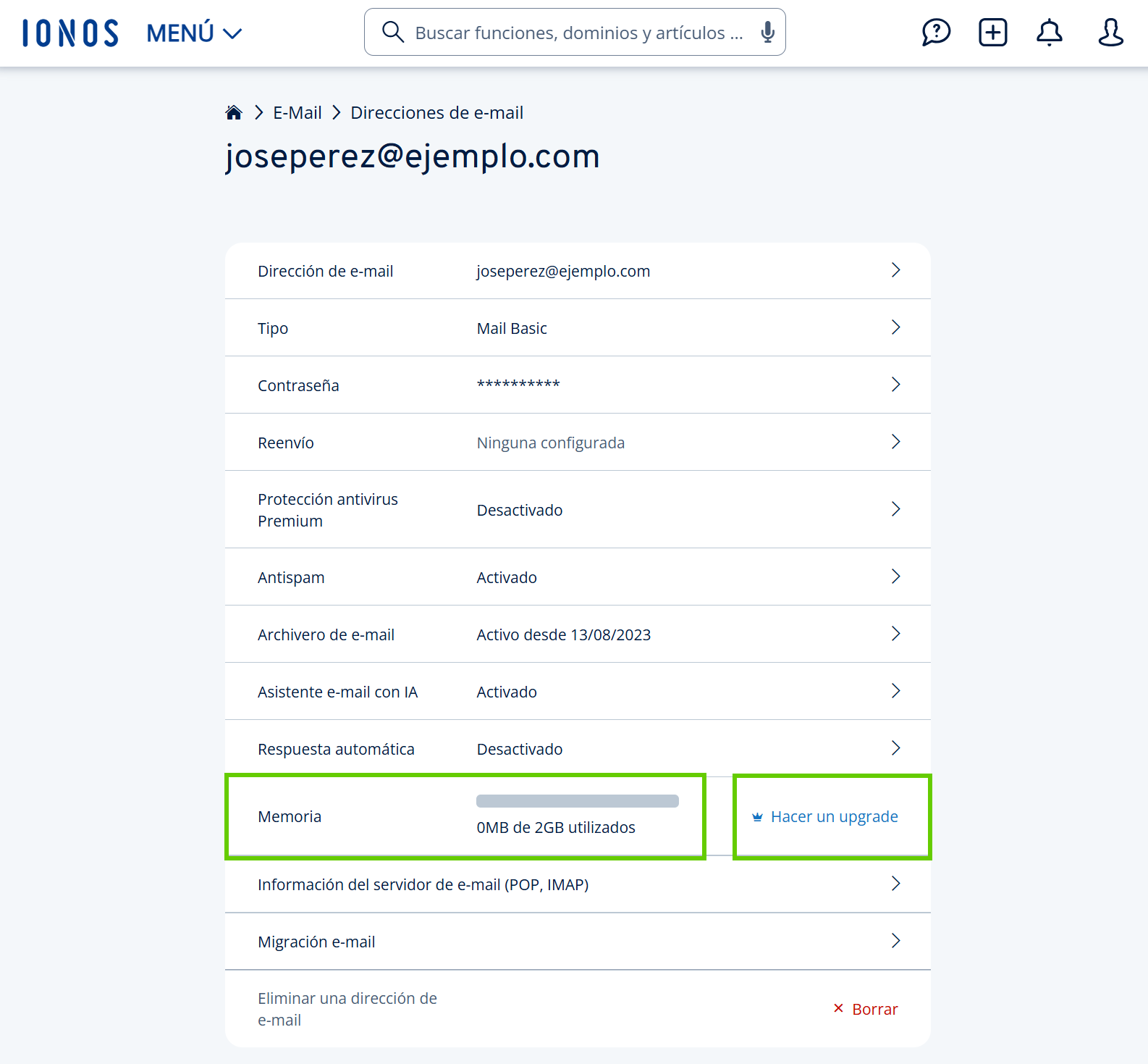 Captura de pantalla: se muestra la vista detallada de una dirección de e-mail en la cuenta IONOS. En el apartado dedicado al espacio de almacenamiento del e-mail, se resalta el enlace para actualizar
