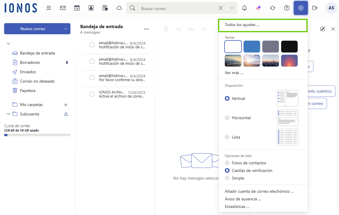 Captura de pantalla: en Webmail, se muestra un menú debajo del icono de engranaje. Aparece resaltada la opción de configuración.