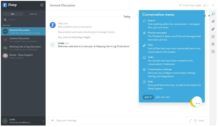 Interfaz de usuario en Fleep con una sala de chat abierta y opciones de conversación