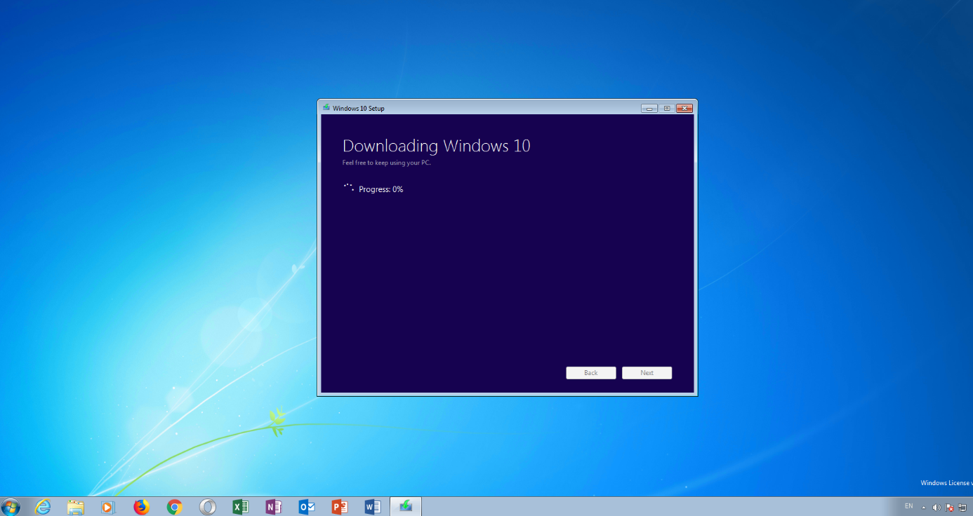 Ventana de configuración de Windows 10 con la notificación “Downloading Windows 10” (descargando Windows 10)