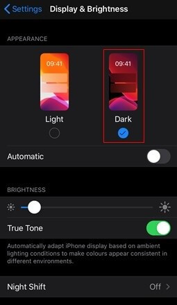 Captura de pantalla de la activación del modo oscuro en iOS
