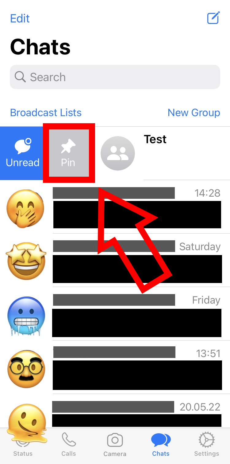 Captura de pantalla de iPhone en la lista de chats de WhatsApp con la función “Fijar”