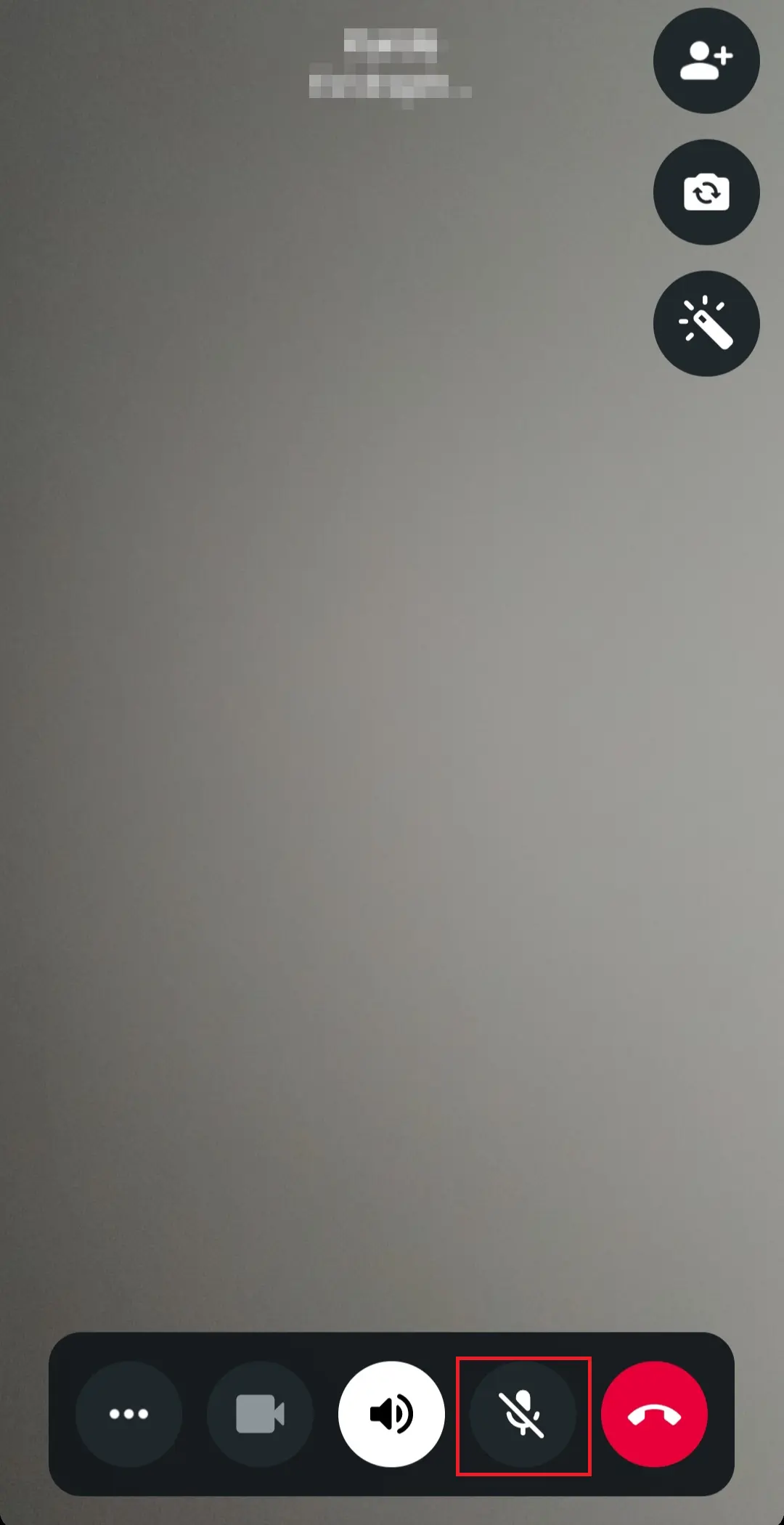 Imagen: Videollamada de WhatsApp: icono con micrófono tachado para silenciarlo