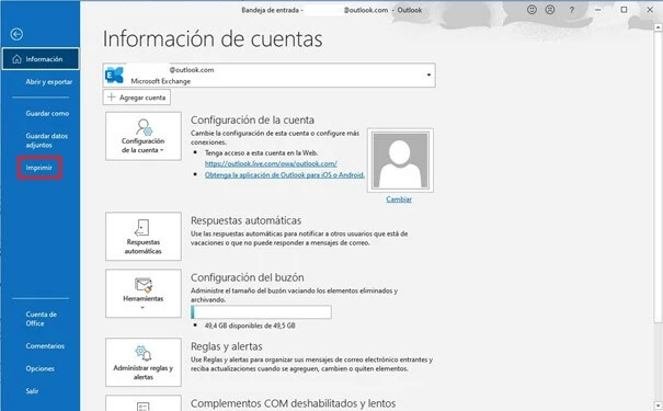 Imagen: Programa de correo Outlook, ventana con la información de cuentas y función “Imprimir” marcada a la izquierda en la barra lateral