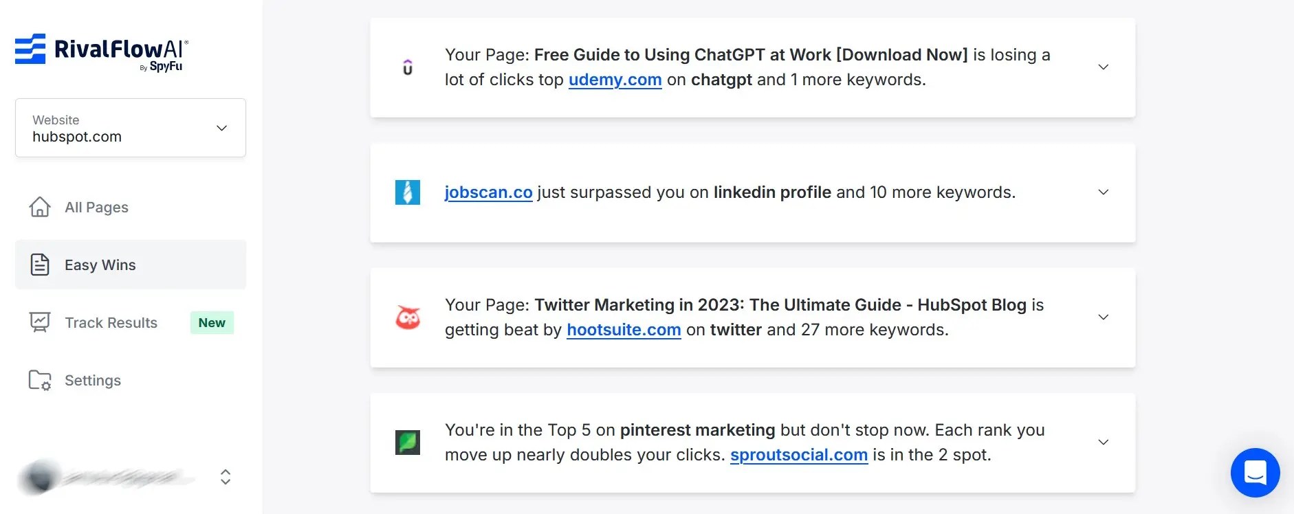 Imagen: Captura de pantalla de SpyFu RivalFlow AI con comparativas de competencia y recomendaciones de palabras clave