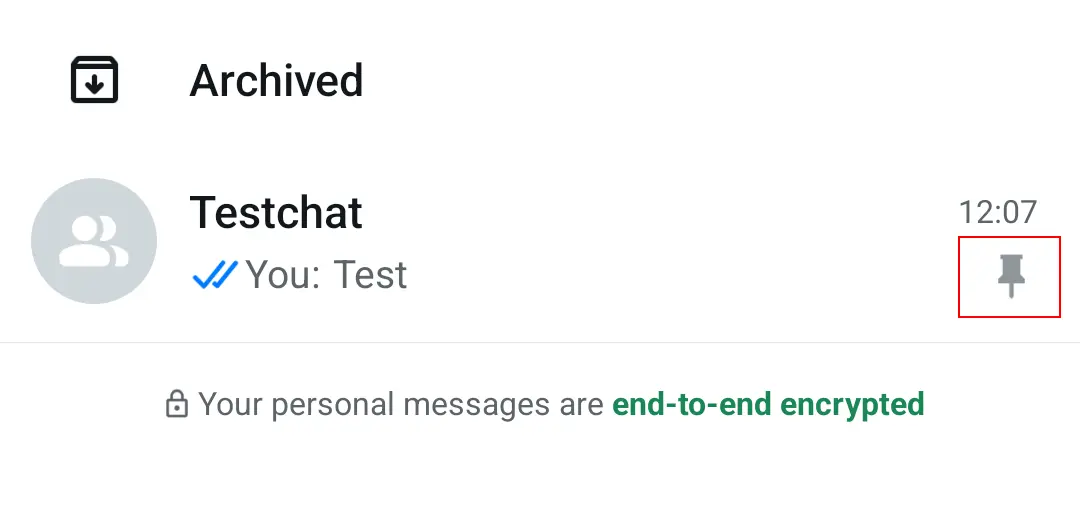 Imagen: Captura de pantalla en Android de la lista de chats de WhatsApp con la función “Fijar”
